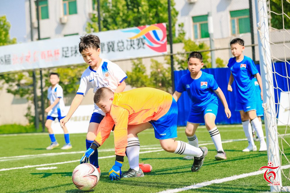 萨利巴今夏与阿森纳续约至2027年，罗马诺指出，在萨利巴签下新合同之前，巴黎、拜仁曾对这位法国中卫表示出兴趣，但萨利巴只想留在阿森纳。